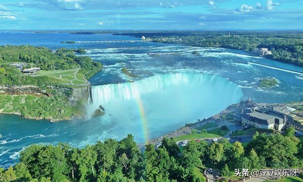 胡杏儿和老公撇下两儿子出国旅行,胡杏儿晒与儿子合照画面温馨感人