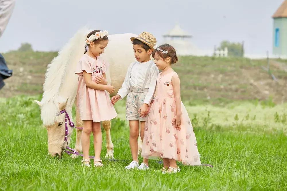 3岁萌宝走秀视频,让孩子在家练习走秀