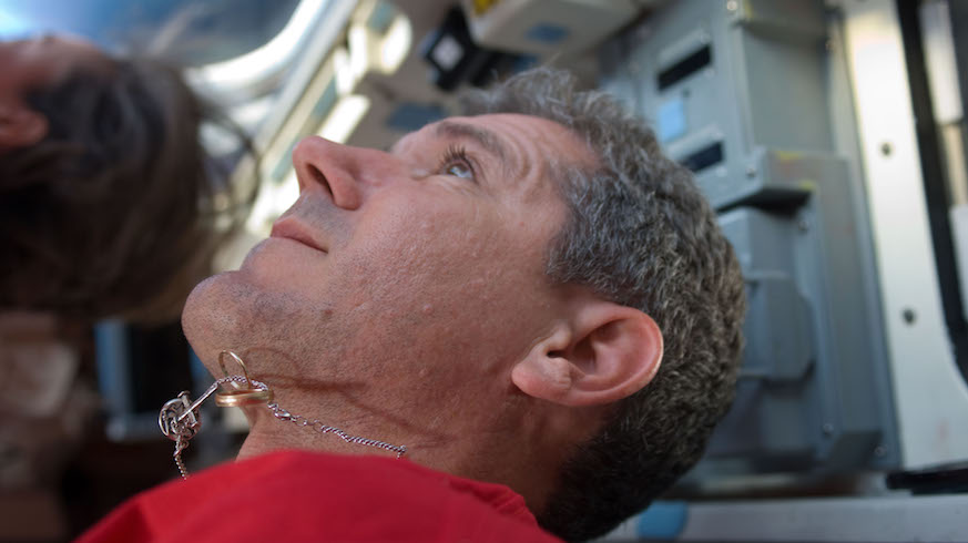 航天员有没有带上枪,神十二飞行员的箱子里有什么