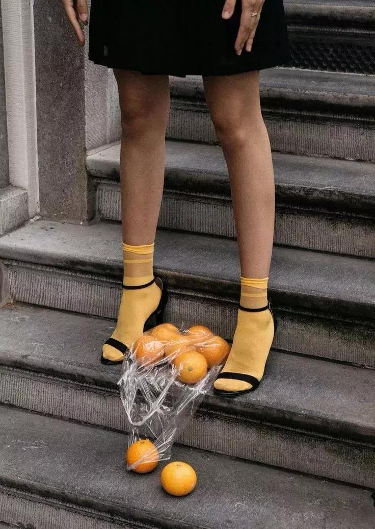 拆开刚买的小腿袜，男朋友特严肃的问：是不是打算饭后去踢个球？