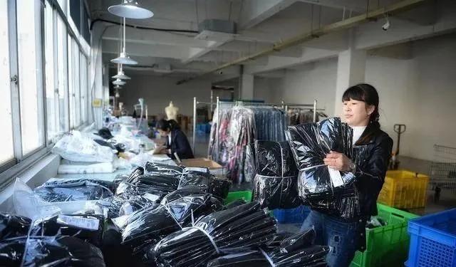 通过直播购物好还是平台购物好,看直播购物上瘾是种病吗