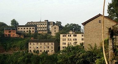 长江上游这座保密厂，一度辉煌，映山红依旧开，建筑破败难重生