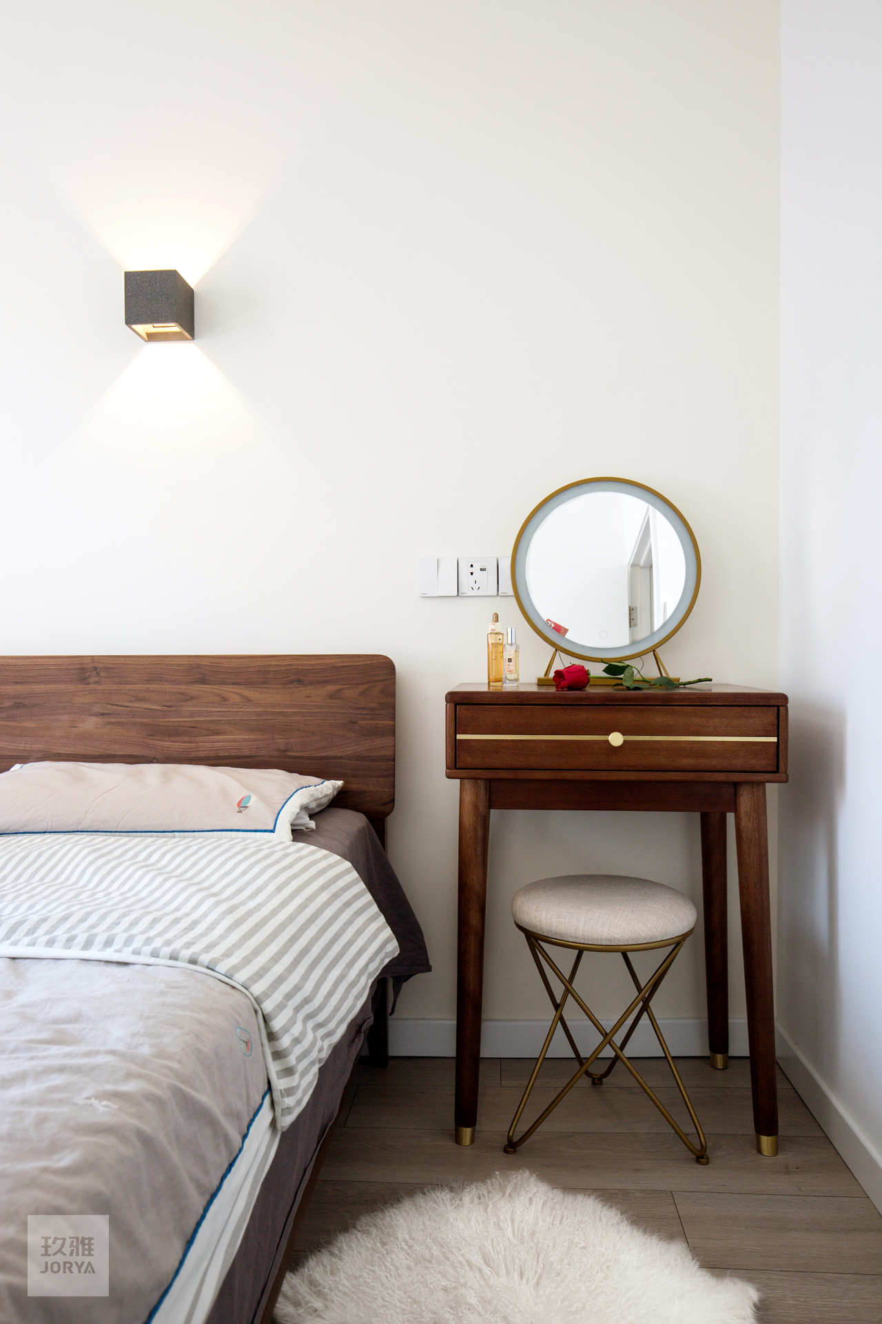 这家的电视柜既能收纳，也是喵星人乐园​