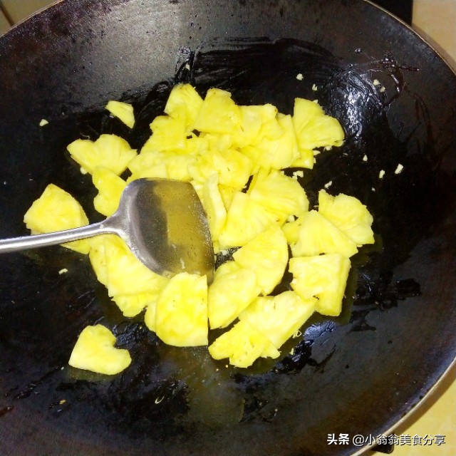 为什么我炒的菠萝炒饭特别酸,为什么菠萝炒完就变酸