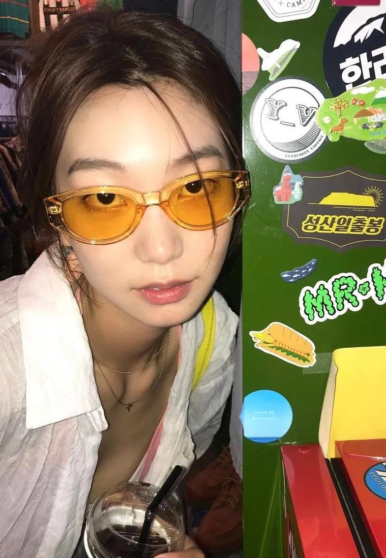 这个被嘲矮的超模火了！一脸硬伤，为啥还被Dior、Prada抢着宠？