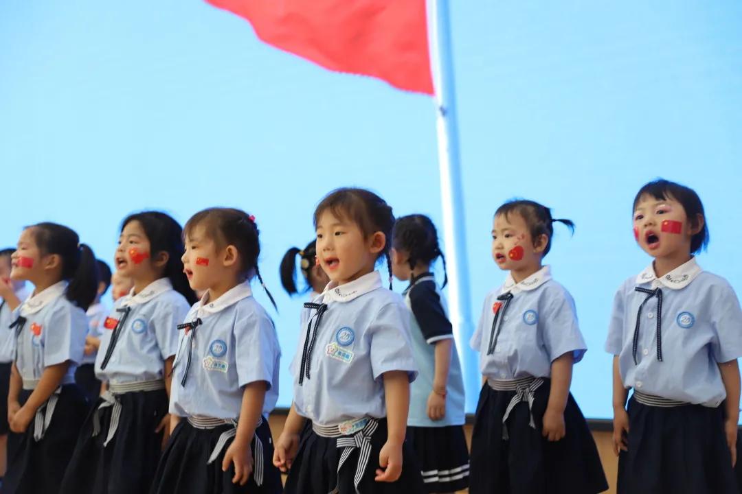 幼儿园老师小朋友表演庆祝七一,西安高新第五幼儿园毕业典礼