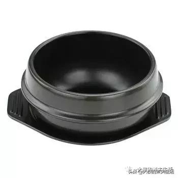 在“滋滋”作响中，挑破半熟的蛋黄，把各种蔬菜混合辣酱拌匀