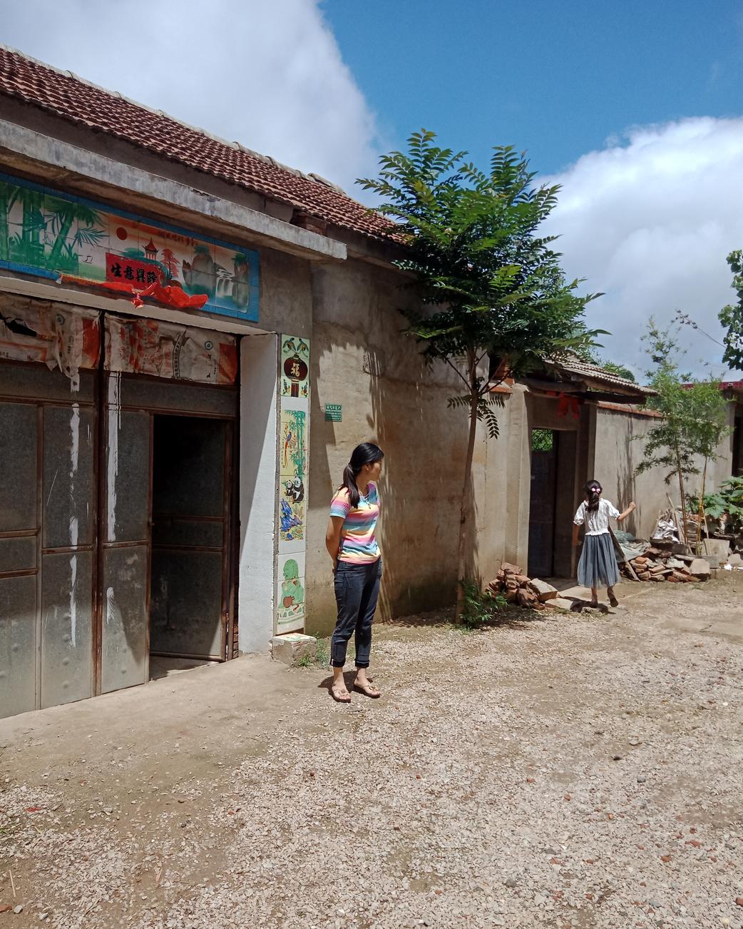 男子暴打女儿逼妻子回家,男子当街暴打亲生女儿惹众怒