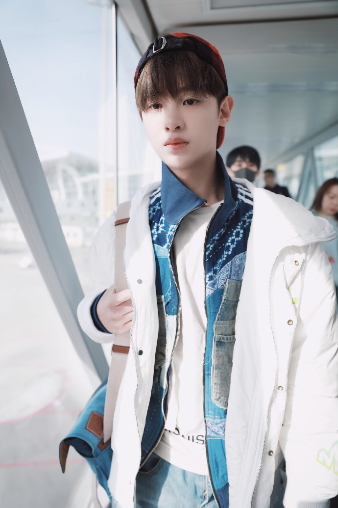 黄明昊元气满满弹额头,黄明昊靠颜值撑起造型