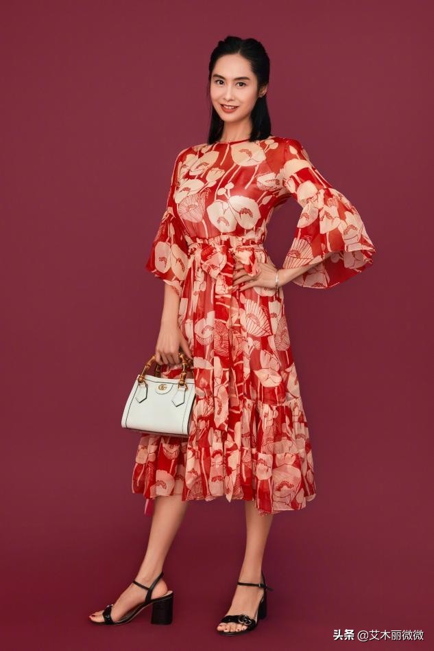 朱茵短发造型御姐范十足,朱茵穿黑色高垫肩流苏裙知性优雅