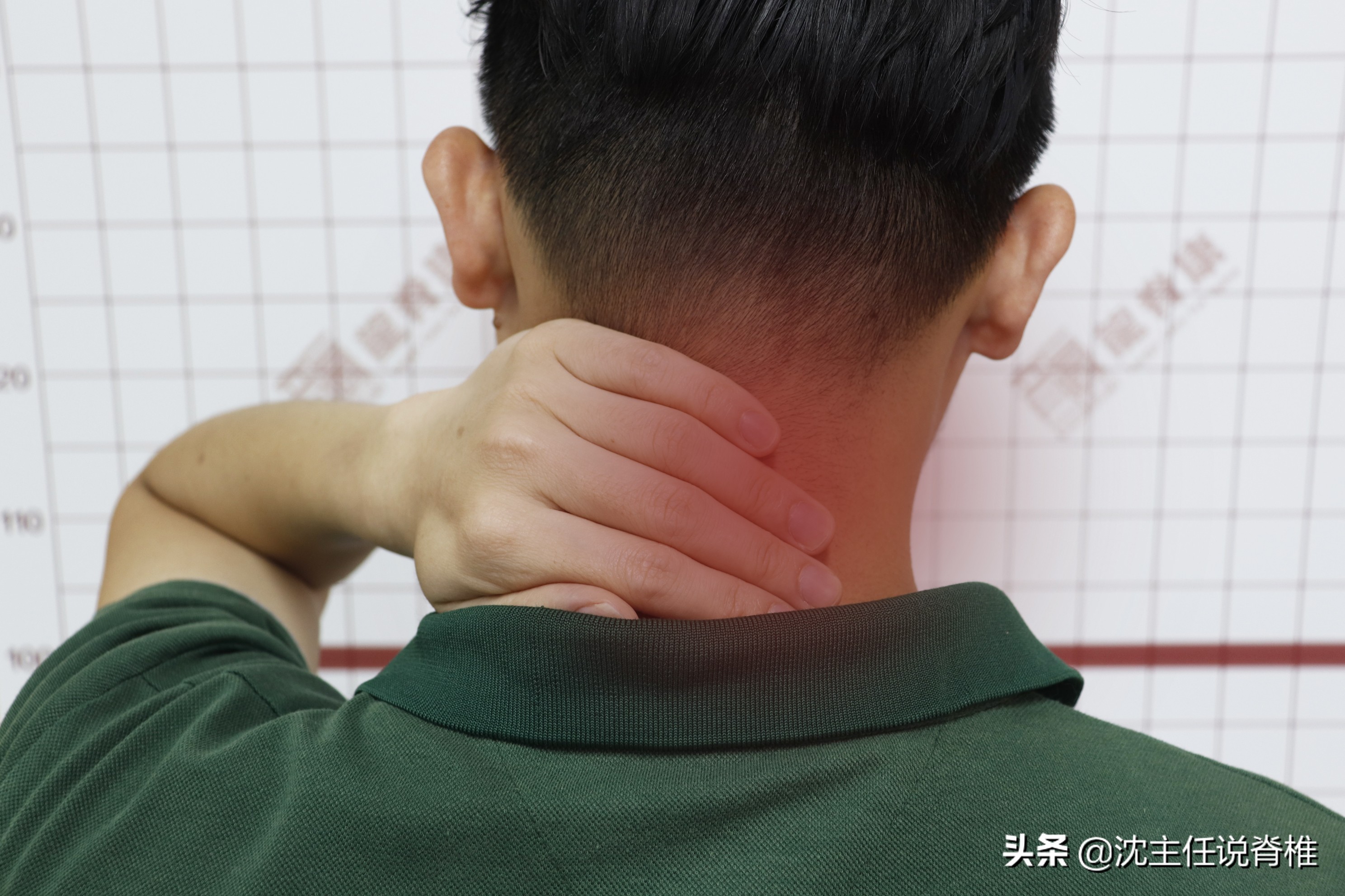 缓解颈肩酸痛简单的动作,一条毛巾改善圆肩驼背动作