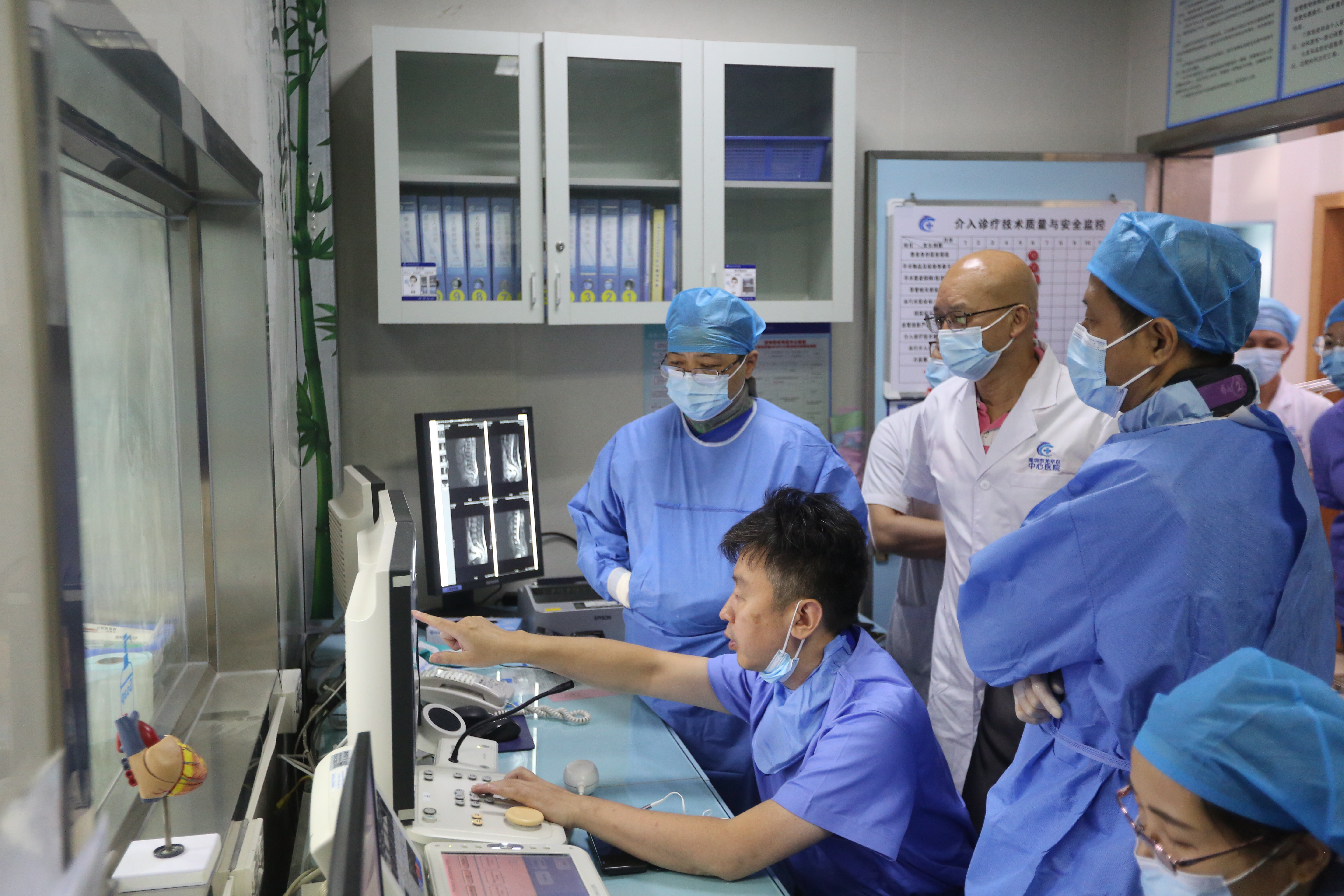 我院成功为复杂冠心病患者行准分子激光冠状动脉内斑块消蚀术