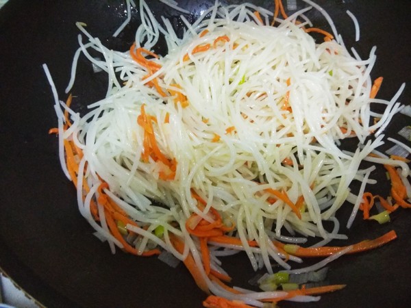 大厨教绿豆芽凉拌,大厨凉拌豆芽减脂餐做法