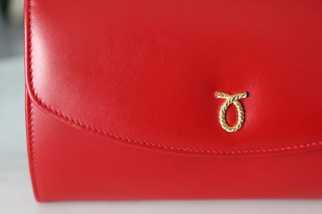 英国女王拿过的包包,英国伊丽莎白女王二世包包