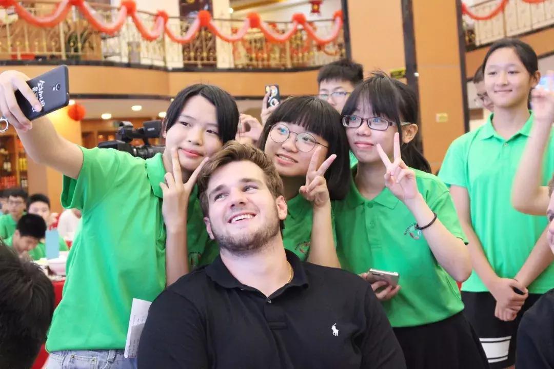 携十万好礼祝高州一中全体教师生日快乐