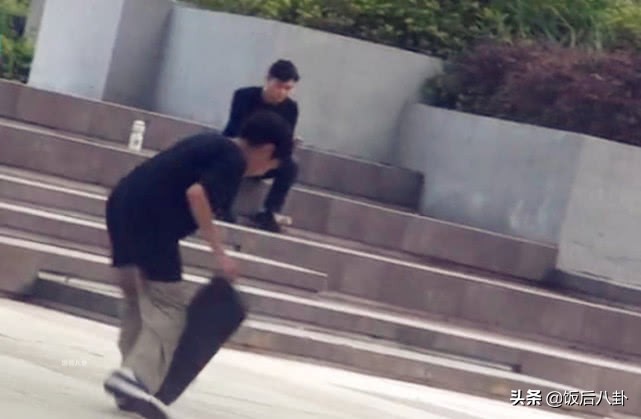 张智霖一家散步,张智霖举家北上