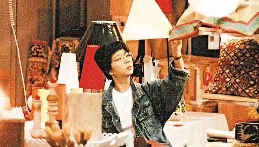 黄霑：尿成龙，单挑李小龙，妻子怀孕期间出轨，他凭什么这么狂？