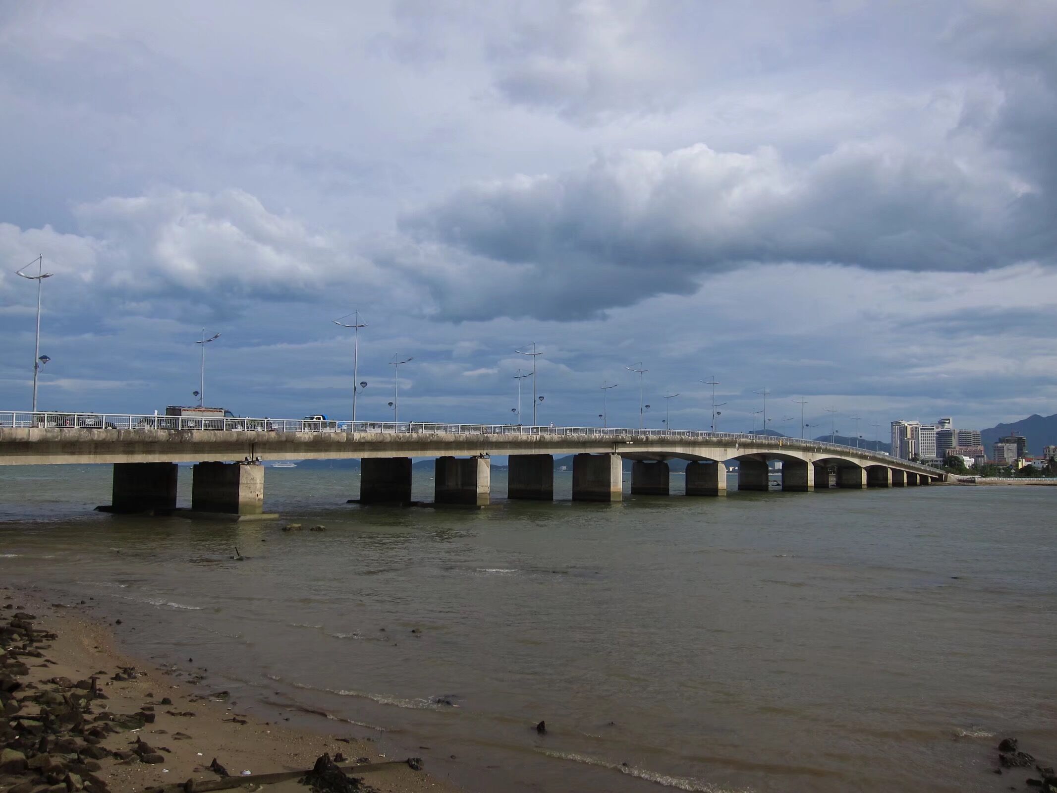 小伙骑自行车去越南旅游,小伙单车骑行越南