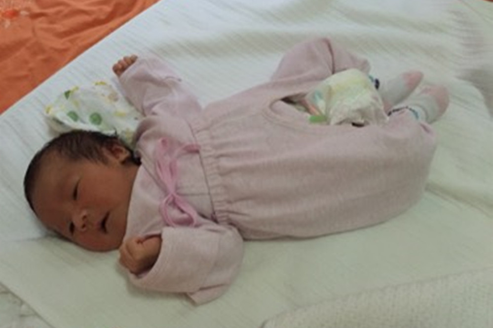 纠正宝宝偏头睡觉的小妙招,如何防止宝宝睡偏头及补救方法