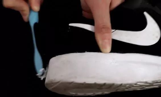 白鞋边上脏了怎么擦,白鞋边脏了别用水擦教你一招
