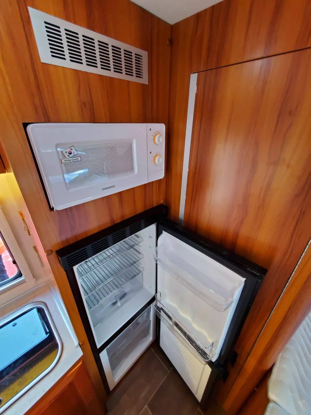 骏驰依维柯c型纵置床房车,依维柯c型房车横向子母床