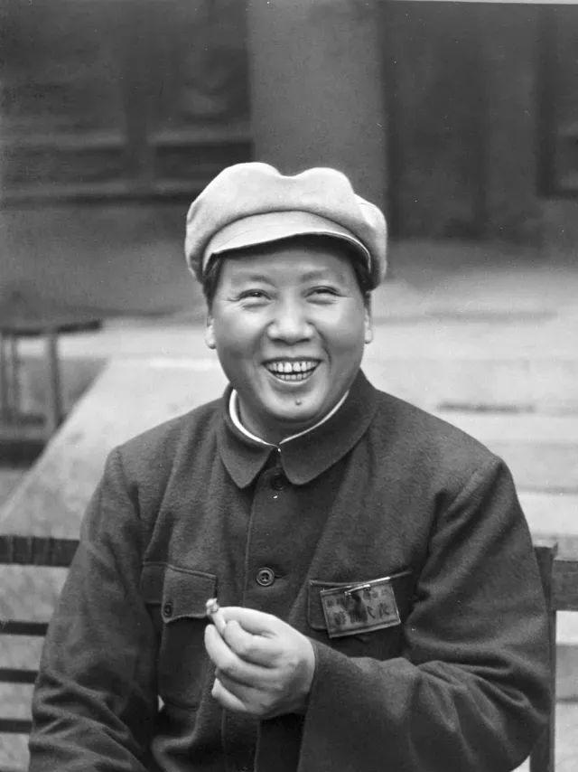 接见朋友时,毛主席的烟盒仅剩1支烟,随后主席的1个举动令人暖心