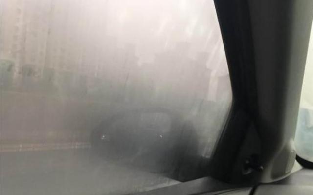 冬天开车车窗起雾开窗,冬天车窗起雾用热风还是冷风除雾