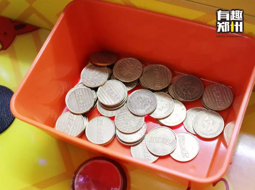 100块钱在电玩城抓娃娃,100块钱抓娃娃挑战电玩城