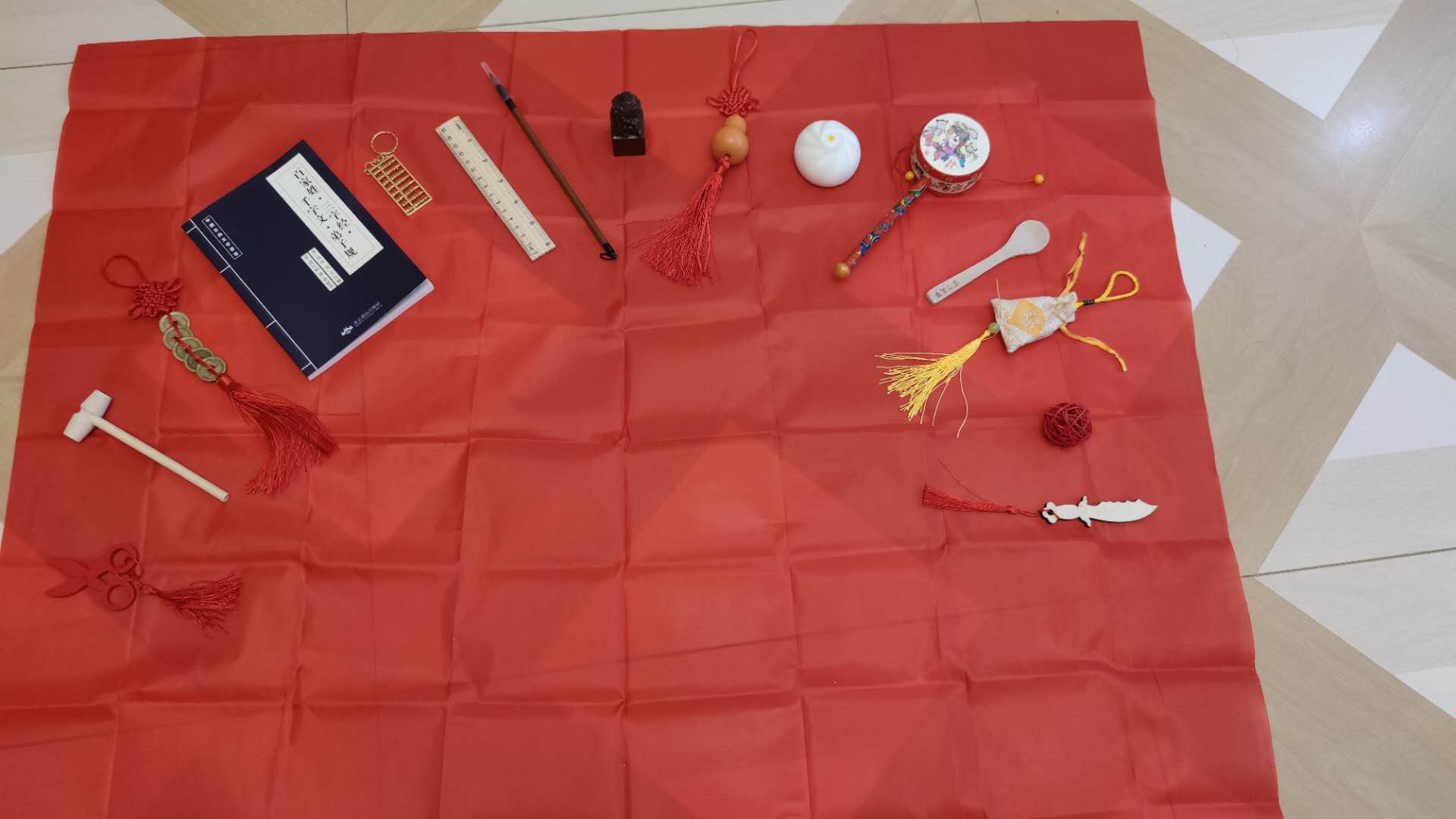 宝宝抓周要穿抓周服吗,宝宝抓周抓到什么说什么