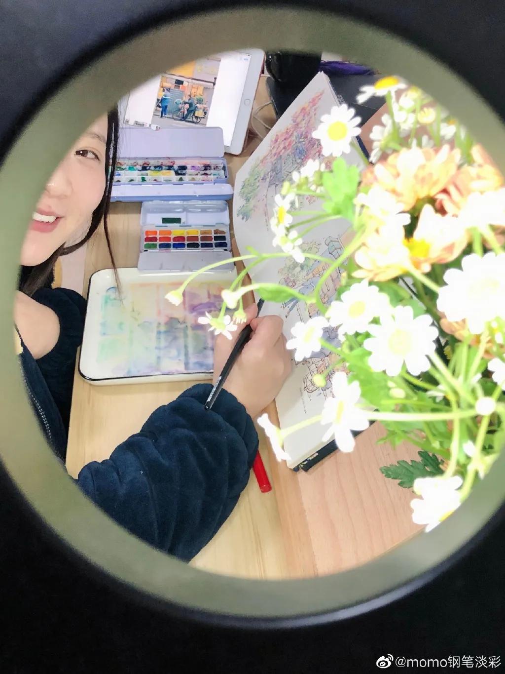 90后小姐姐在家里画画,90后小姐姐画画图片