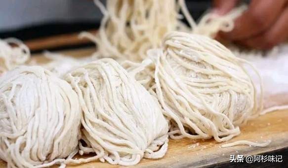 小苏打食用碱泡打粉酵母粉的区别,酵母粉泡打粉小苏打食用碱的区别