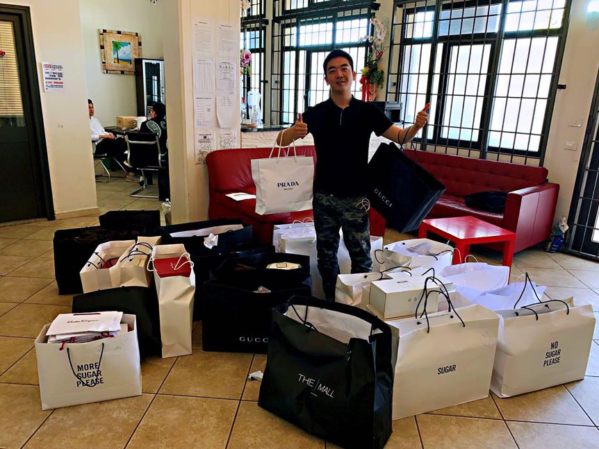 留美学生做直播卖货,帮助华人老移民收入翻8倍,却休学回了国