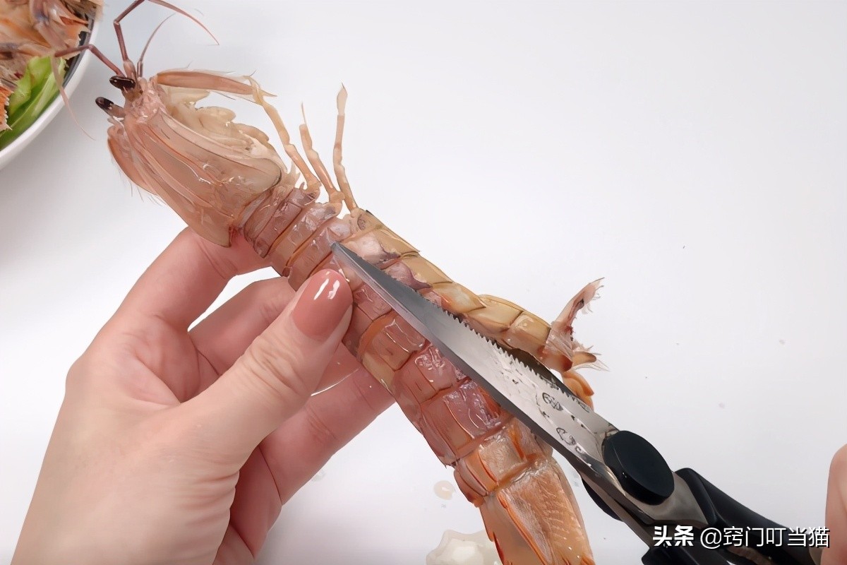 原来皮皮虾剥壳有诀窍，一剪一撕，不扎手不扎嘴，3秒剥好一个