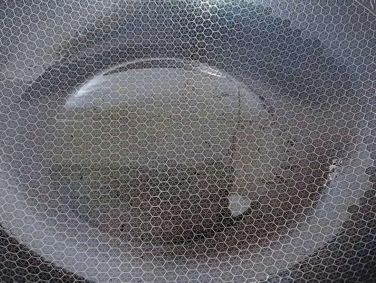 小河虾怎么炸又酥又脆配洋葱,小河虾怎么炸又酥又脆不回软