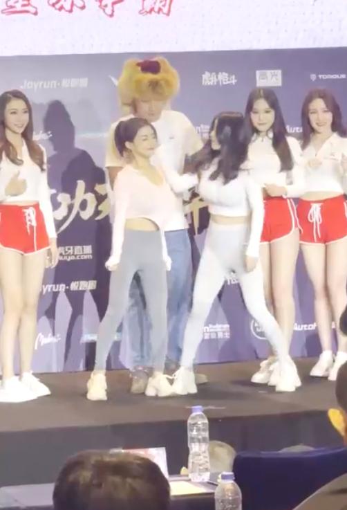 “足球宝贝”摔角来真的？小野马赛前猛扇古阿扎，肉搏战谁更强