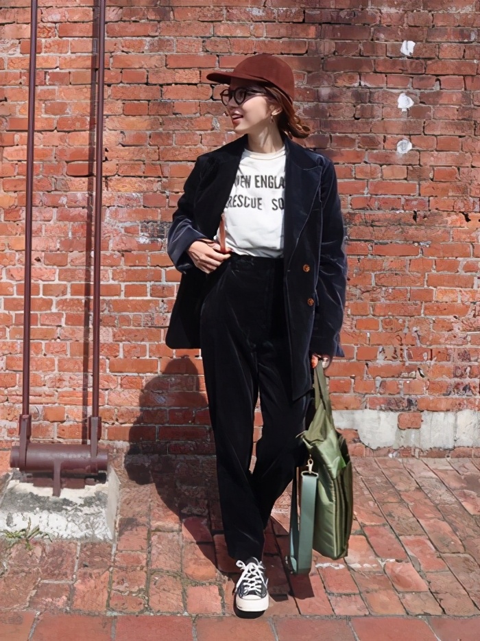 夏季灯芯绒裤的最佳搭配,穿搭复古潮的灯芯绒裤子也超百搭