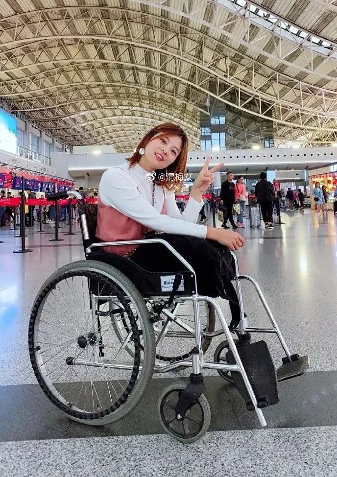 她3岁惨遭父母抛弃,无腿女孩截肢后被父母狠心遗弃