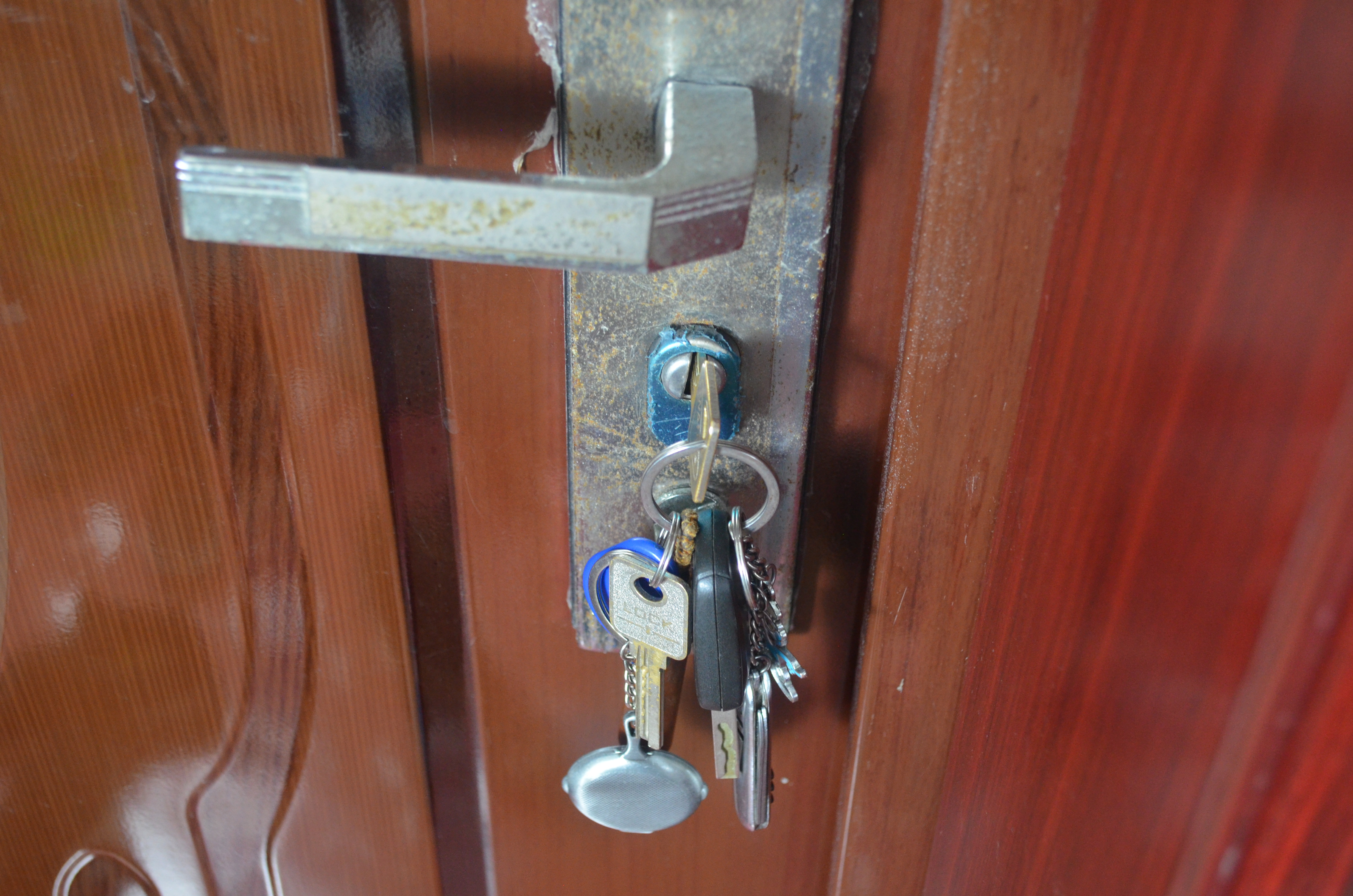 睡觉时在门上插一把钥匙的作用,睡觉前把钥匙插在门上有什么作用