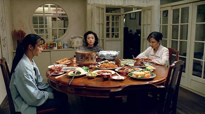 再看《饮食男女》，那些沉默又孤独的中国父亲，正在被时代所打败