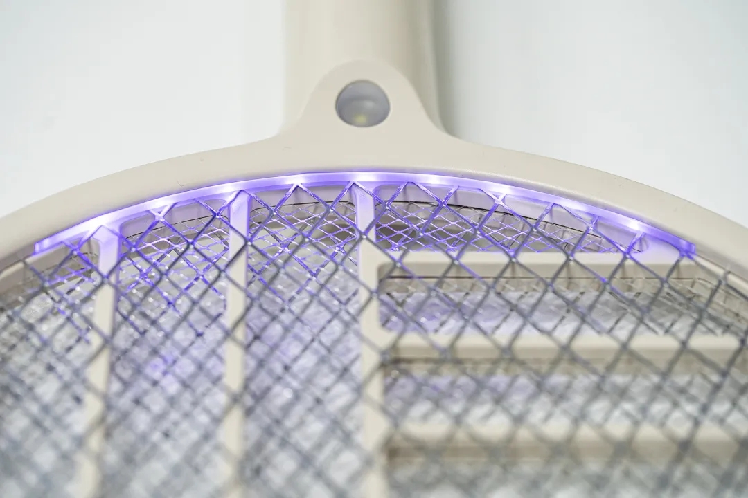 烦人的蚊子被自动引诱过来，“啪啪啪”轻松捕杀，这杀器太爽了！