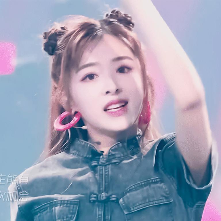 被迫成熟的张含韵，人缘好情商高，却不放大跟干爹刘德华的关系