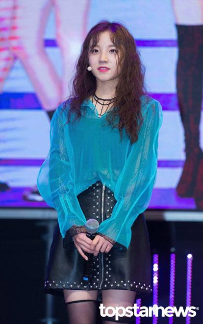 宋雨琦原来衣品这么赞，一件Oversize粉紫色毛衣，大秀美腿