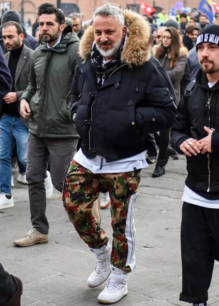 运动裤的多种穿搭方式,男生灰色运动裤怎么穿搭