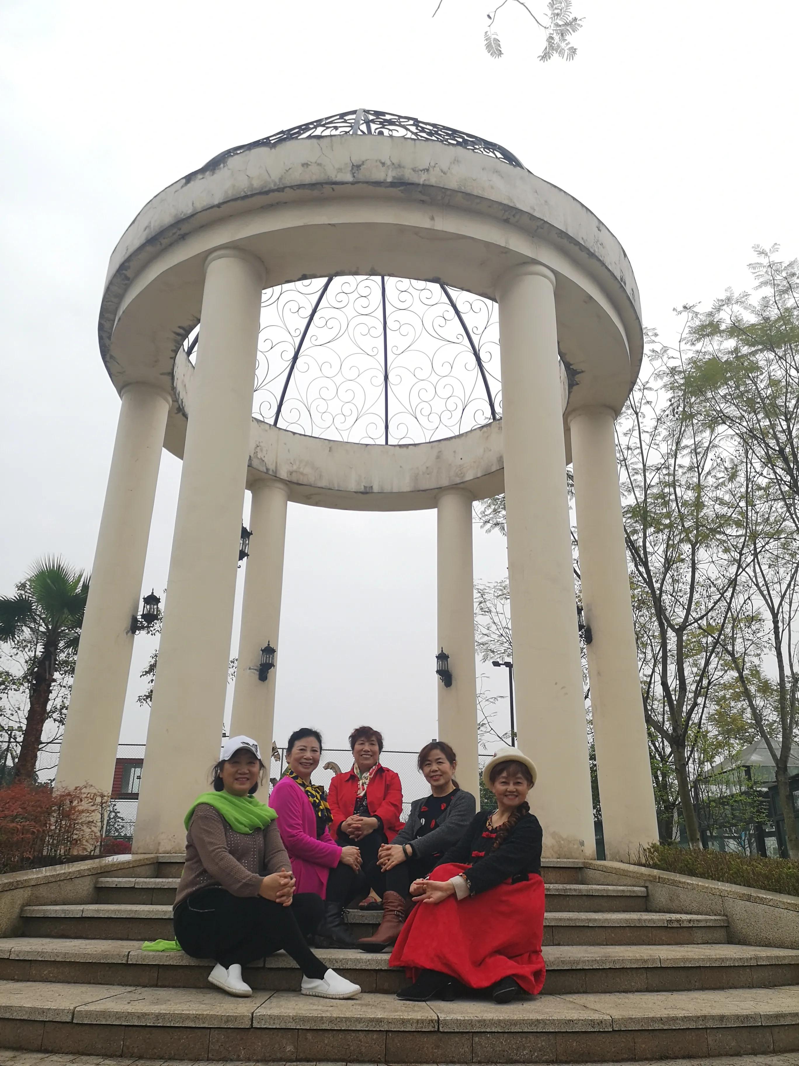 春游和姐妹踏青,春游踏青姐妹拍照