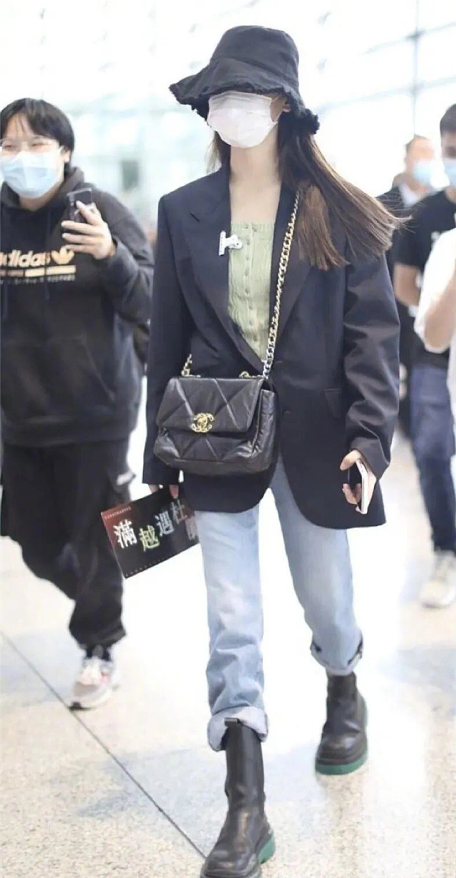 杨幂超爱这款烟筒靴！不仅能拯救腿型不直，还显高又显瘦