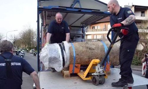 工地挖出巨型航空弹完整版,工地挖出巨型航空弹