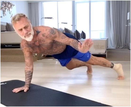 52岁大叔娇妻才27岁？肌肉身材活力无限，没事儿就喜欢跳个舞