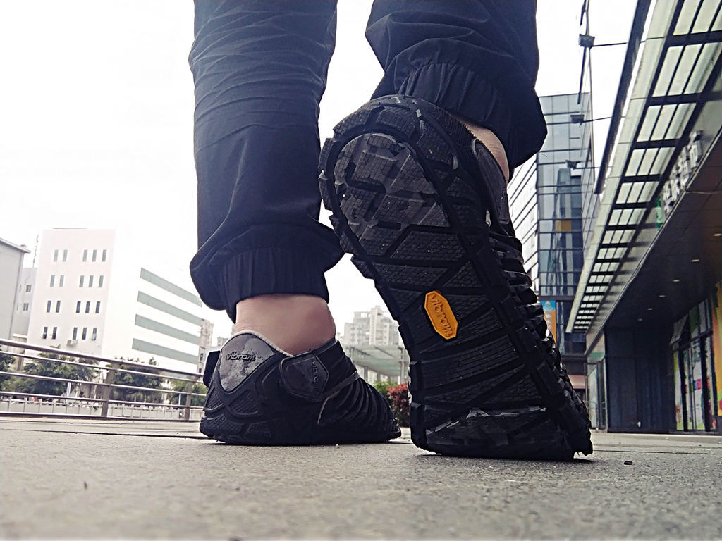 奇怪而又舒适:VibramFuroshiki包裹鞋体验
