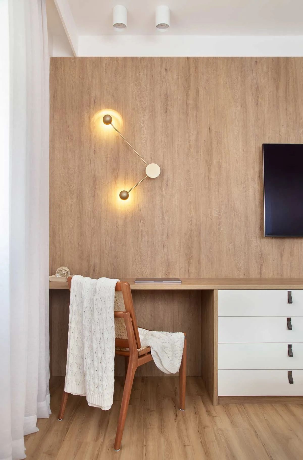 餐厅一面墙做木饰面,中式风餐厅墙面做木饰面