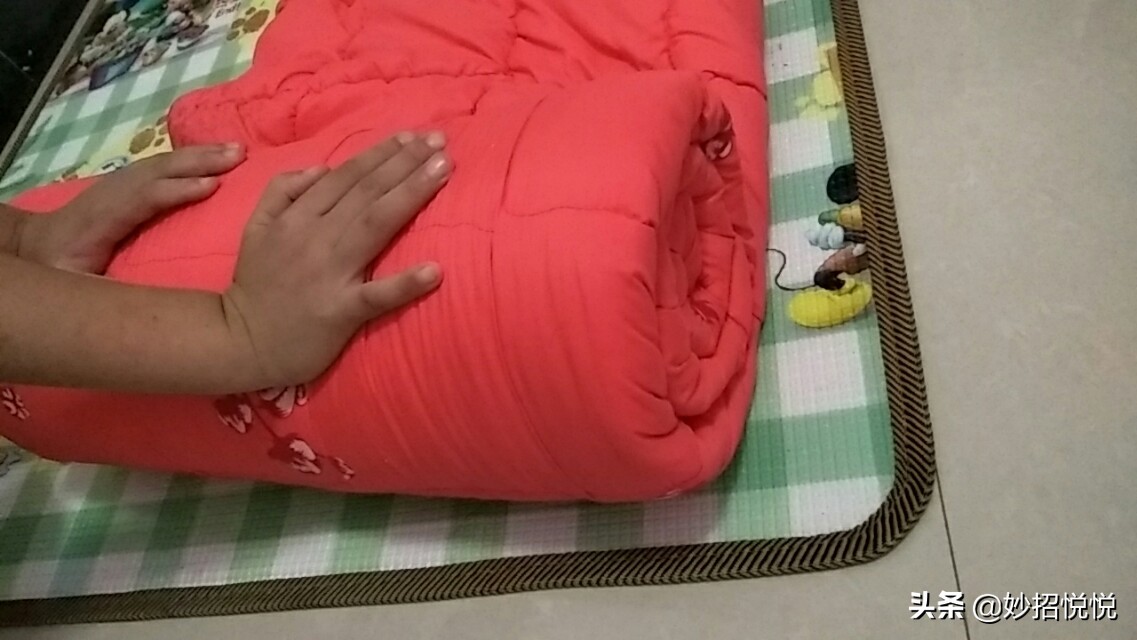 被子冬天简单方便收纳,最省空间的棉被收纳